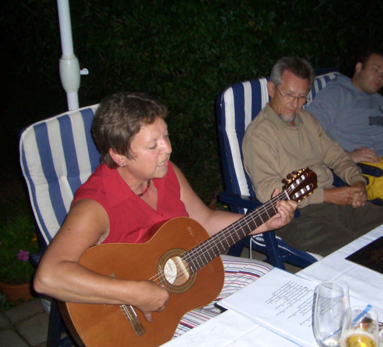 Frauke spielt Gitarre