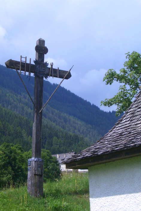 The wooden Cross - Das hölzerne Wegkreuz