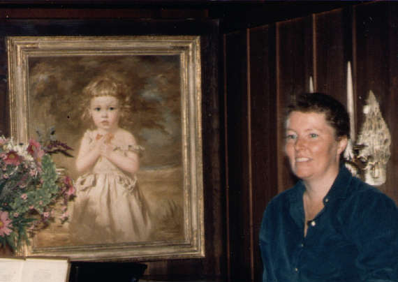Una standing in front of her portrait / Una vor ihrem Portrait