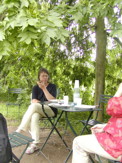 Sitting under the trees... Essen unter den Baeumen